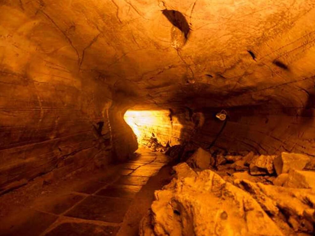 Cave in Indian Grand Canyon