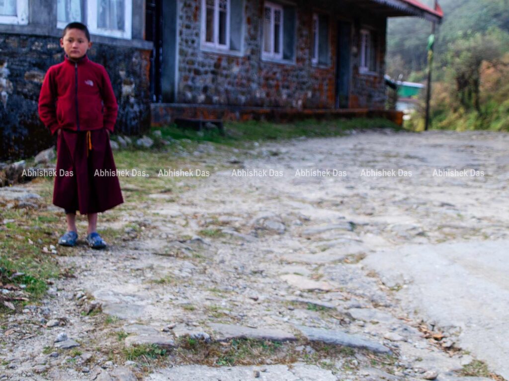 A monk in Chitrey, route from Manebhanjan to Tumling