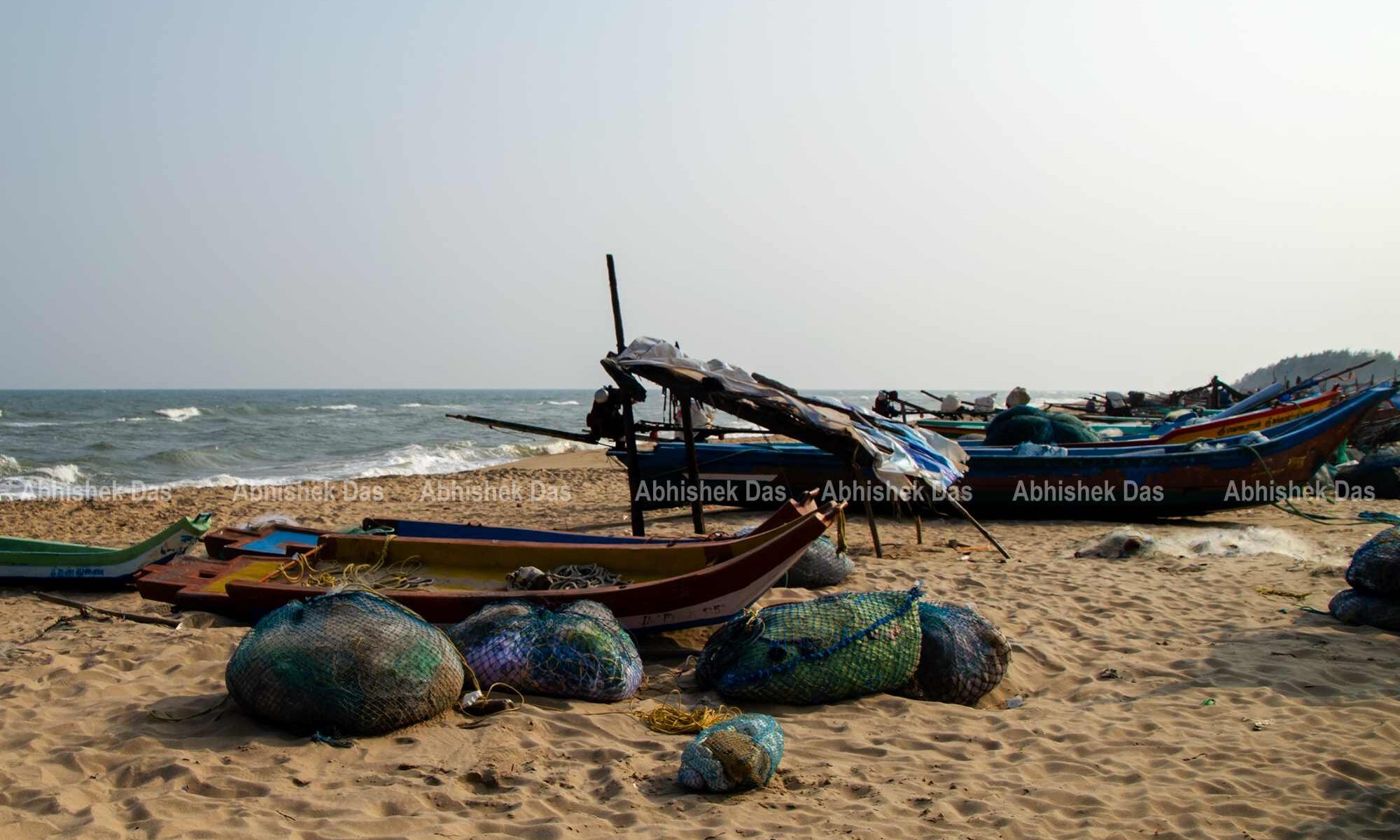 Veerampattinam Beach has the pretty lengthy sea beach surrounded by extensive Palm Groves adding sublimity to the scenic beauty.