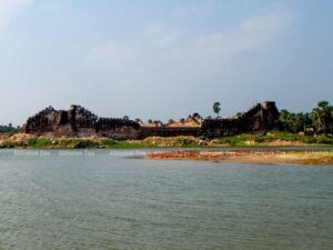 Alamparai Fort was constructed on the Coromandel coast in the 18th century during the Mughal era.