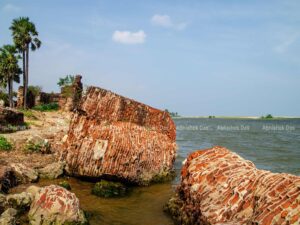 Later it was given to French, sooner in 1768 British captured it and turned into the ruins. Alamparai Fort has witnessed war, earthquakes, tsunami and eternal sea-waves.