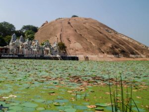 A breathtaking view of Samanar Hill is tucked away from the bustling city.