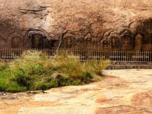 There are several caves in Samanar hills that are found in 2000-year-old Tamil-Brahmi inscriptions as well as Vatteluttu writings and carvings.