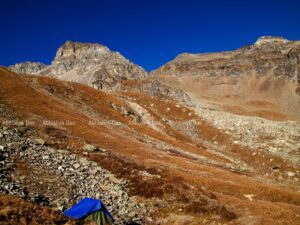 There is a clear view of Buran Ghati that takes us to a moment of the splendour of the Pass and the upcoming thrill