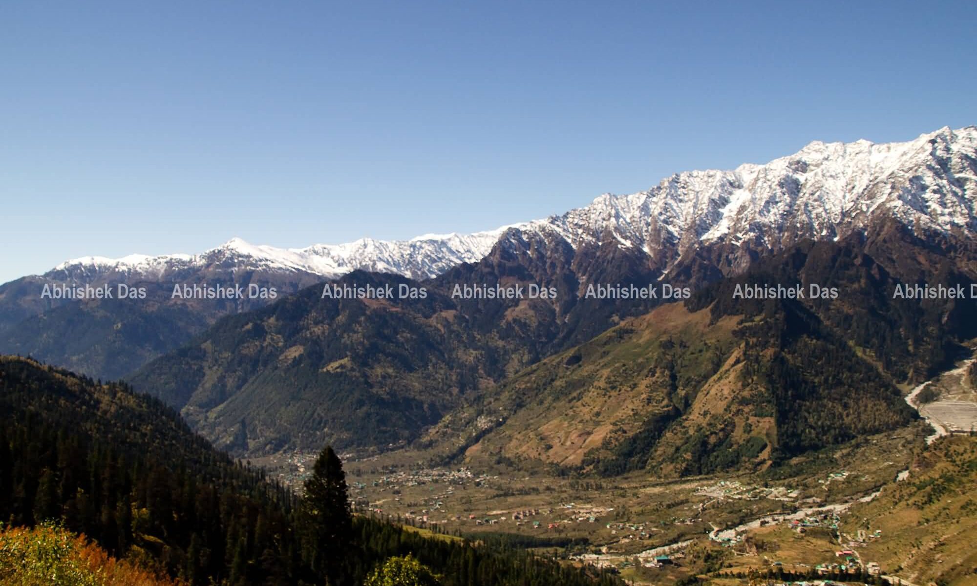 The tall mountains and luscious green forest surrounding Manali are the most colourful hotspot for tourists and nature lovers