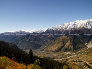 The tall mountains and luscious green forest surrounding Manali are the most colourful hotspot for tourists and nature lovers