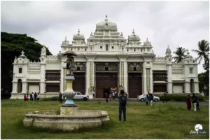 Jaganmohan Palace is a testimony to the brilliance of the traditional Hindu architectural style
