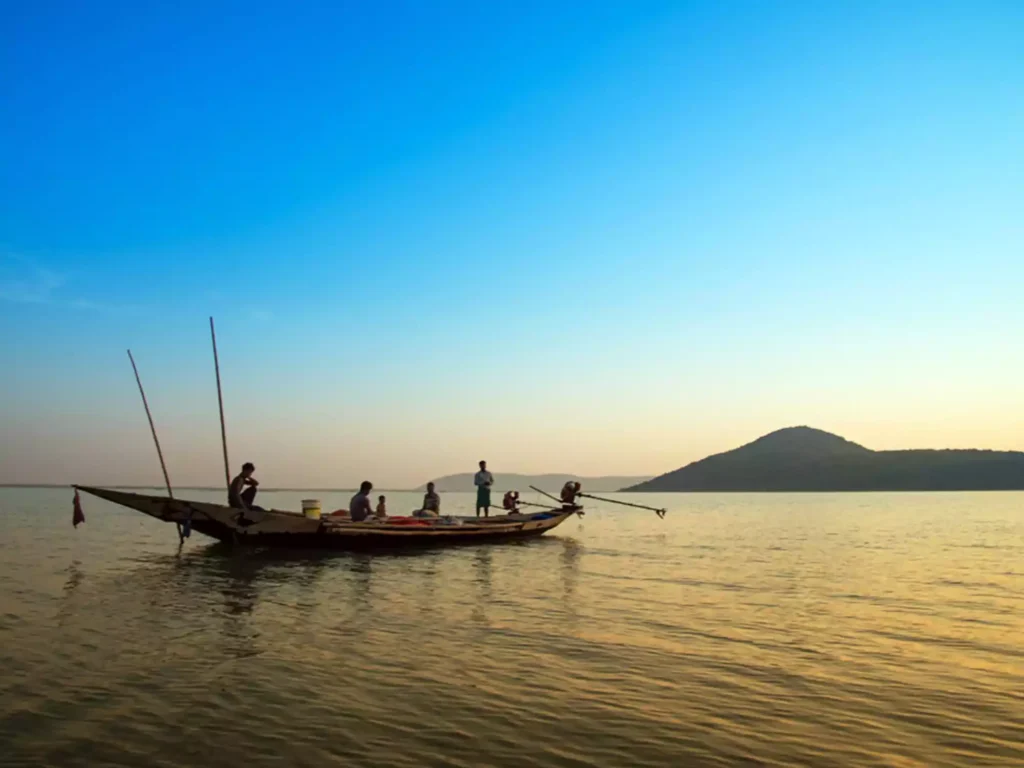 Puri blends religious visits with beach leisure and nearby lake ecology at Chilika