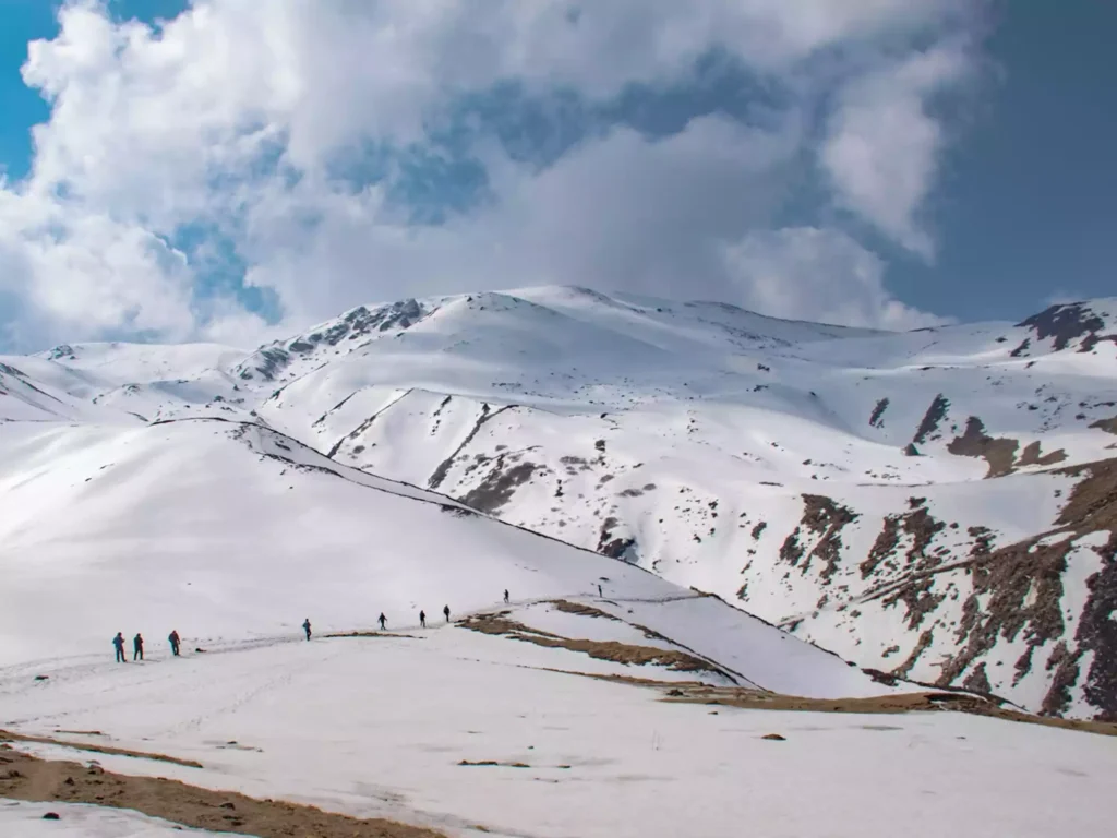 Kuari Pass Trek, also known as the ‘Lord Curzon’s Trail’, is a perfect 5-6 days of adventurous escape for beginner trekkers with good fitness