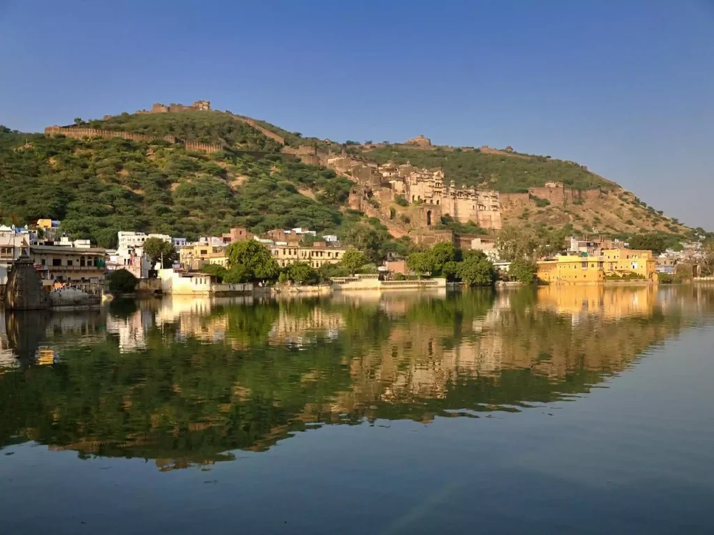 Nawar Sagar Lake is an elegant man-made lake that lies at the center of Bundi in Rajasthan